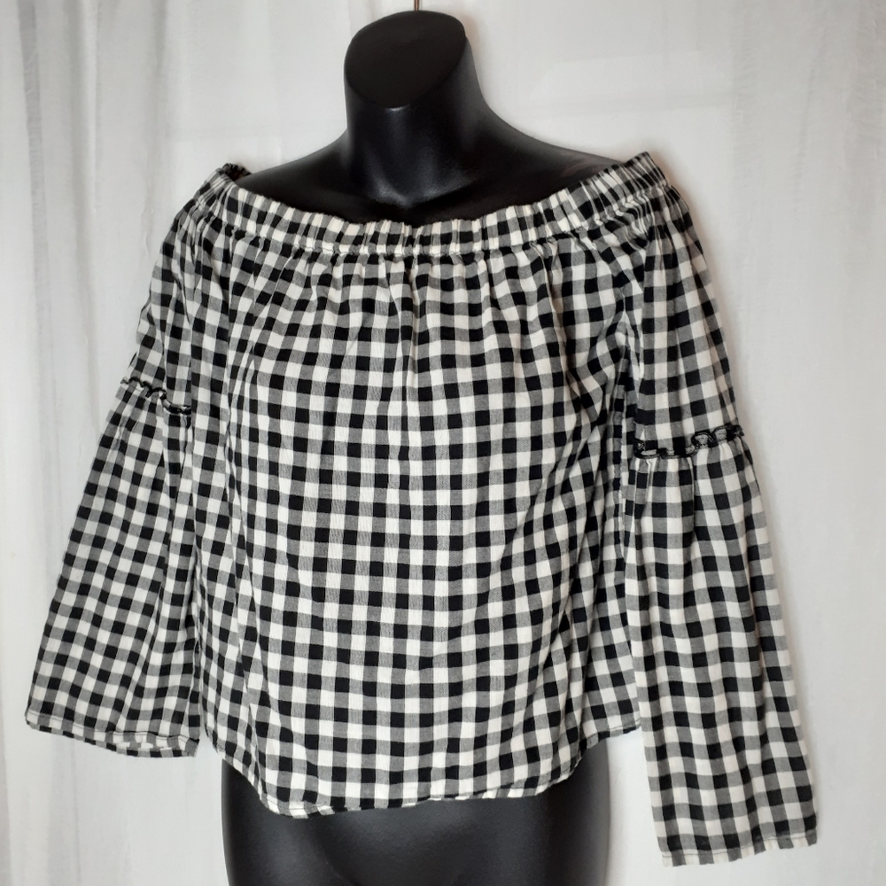 Who What Wear women’s Black and White Off Shoulder Blouse size extra‎ small